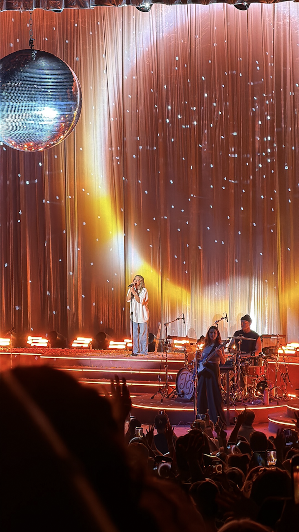 Shot on SplitLens — Hilary Duff Concert