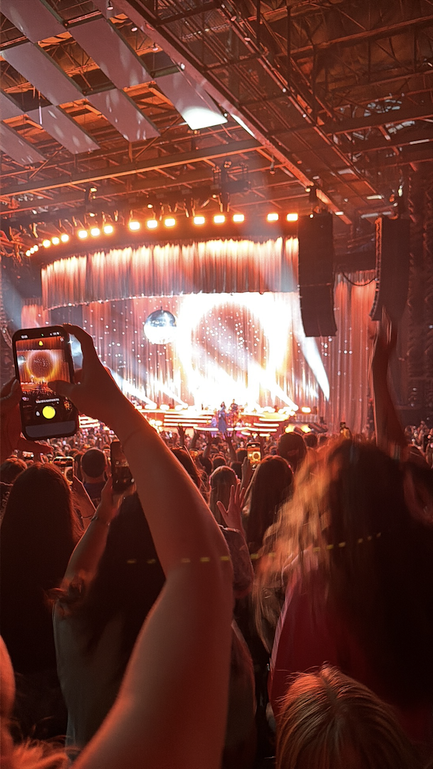 Shot on SplitLens — Hilary Duff Concert